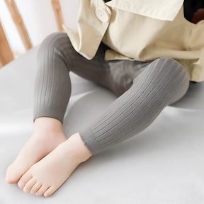 calça legging infantil feminina na cor cinza escuro.