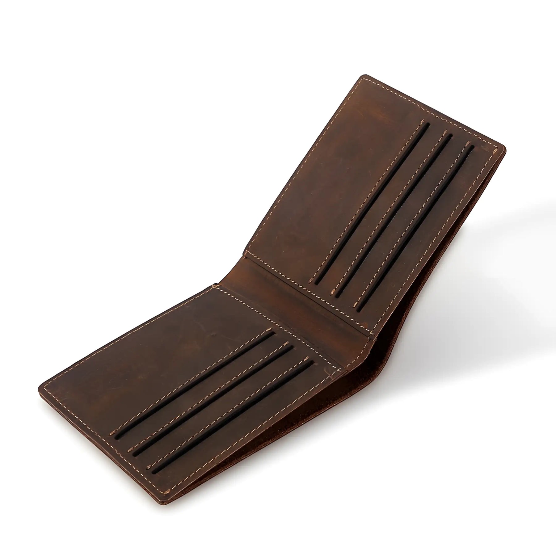 carteira masculina slim em couro modelo horizontal sendo exibida aberta em um fundo branco.
