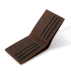 carteira masculina slim em couro modelo horizontal sendo exibida aberta em um fundo branco.