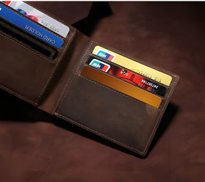carteira masculina slim em couro modelo horizontal sendo exibida aberta com cartões em seus slots.