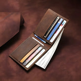carteira masculina slim em couro modelo horizontal sendo exibida aberta com cartões e notas em um fundo marrom.