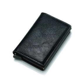 Carteira masculina slim em couro pu preto enquadrada em um fundo branco