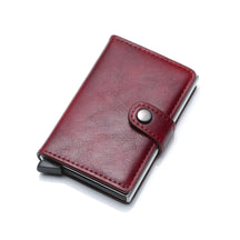 Carteira masculina slim em couro pu vermelho, com fecho, enquadrada em um fundo branco
