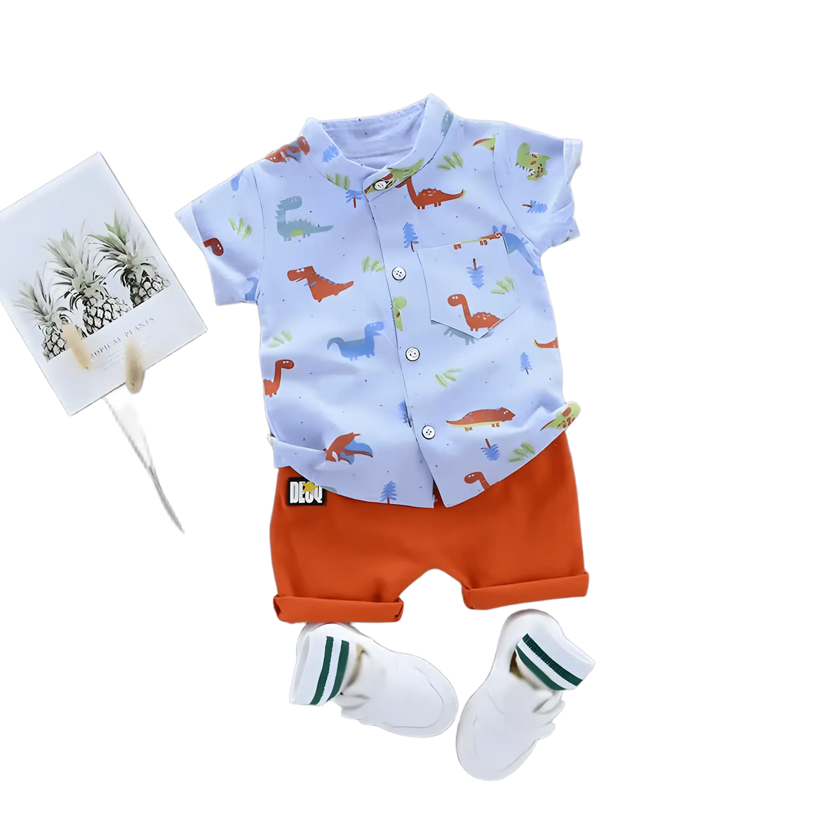 conjunto infantil masculino camisa e short na cor azul em um fundo branco.