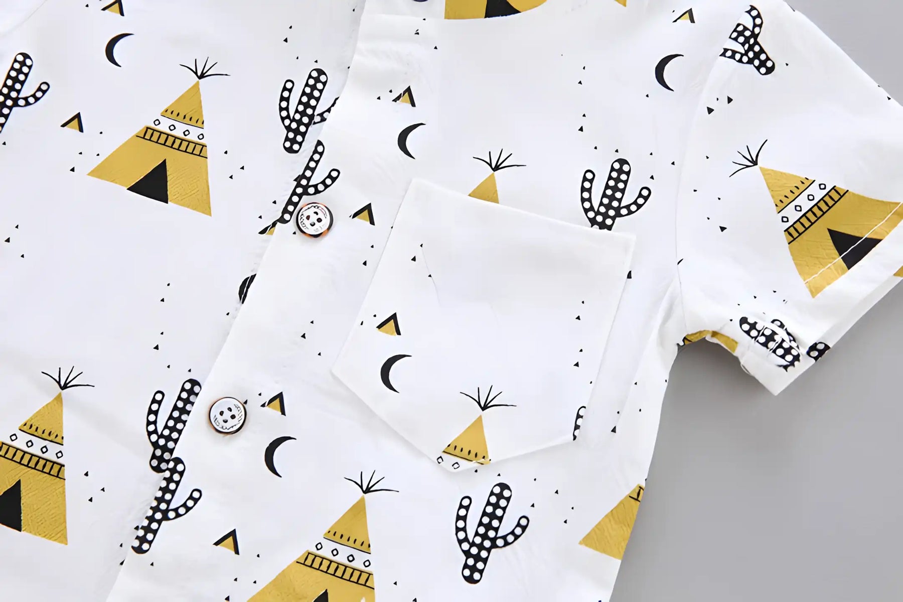 conjunto infantil masculino camisa e short modelo na cor amarelo destacando a camisa.