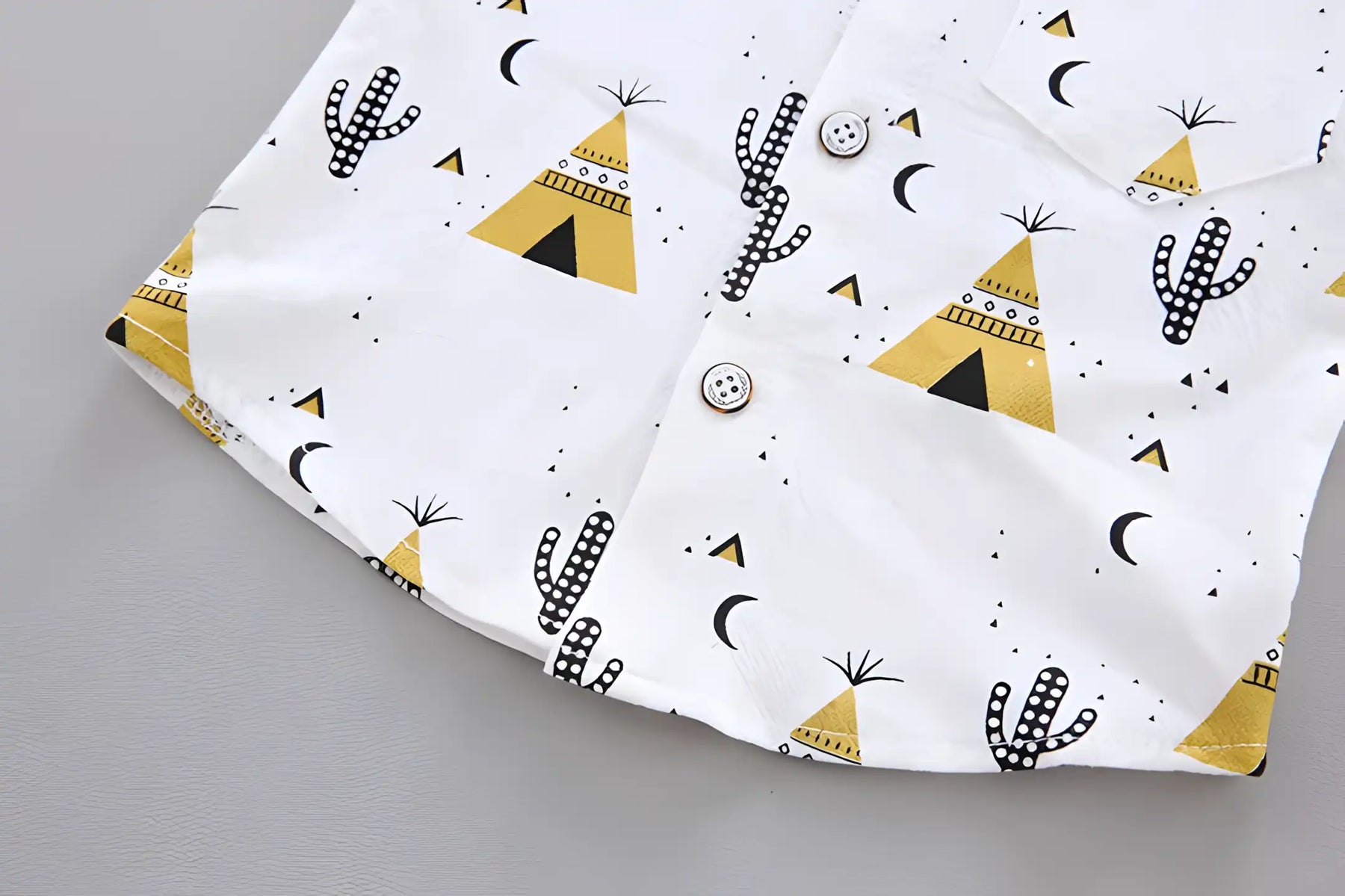 conjunto infantil masculino camisa e short destacando a parte inferior da camisa.