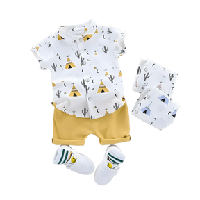 conjunto infantil masculino camisa e short na cor amarelo em um fundo transparente.