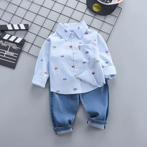 conjunto infantil masculino camisa e calça, modelo na cor azul simulando o uso.
