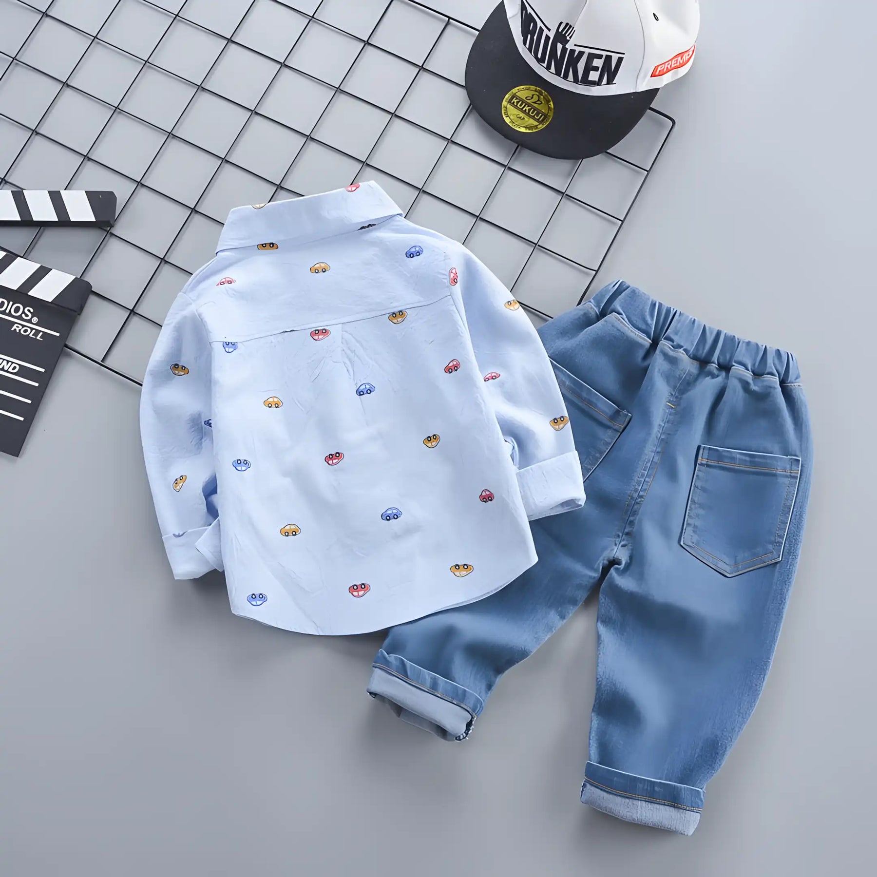 conjunto infantil masculino camisa e calça, modelo na cor azul destacando a parte traseira.