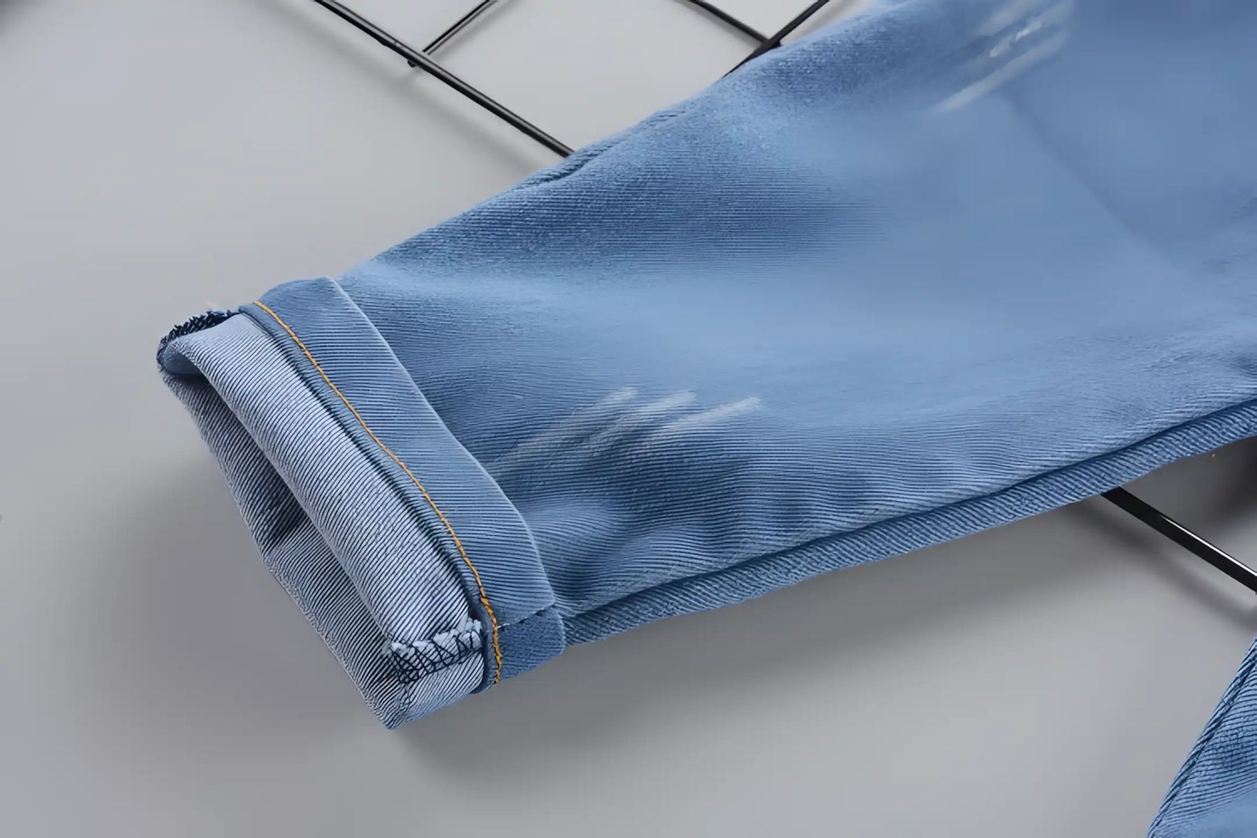 conjunto infantil masculino camisa e calça, destaque para a barra da calça.