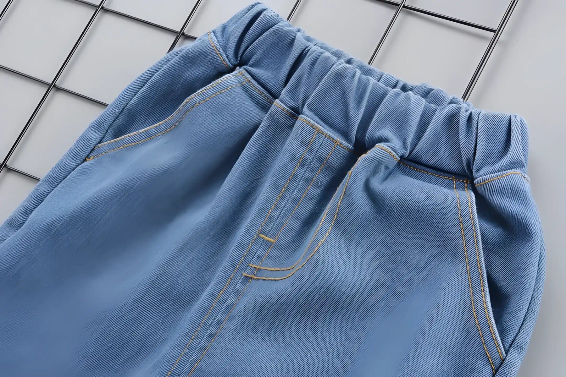 conjunto infantil masculino camisa e calça, destaque para a cintura da calça.