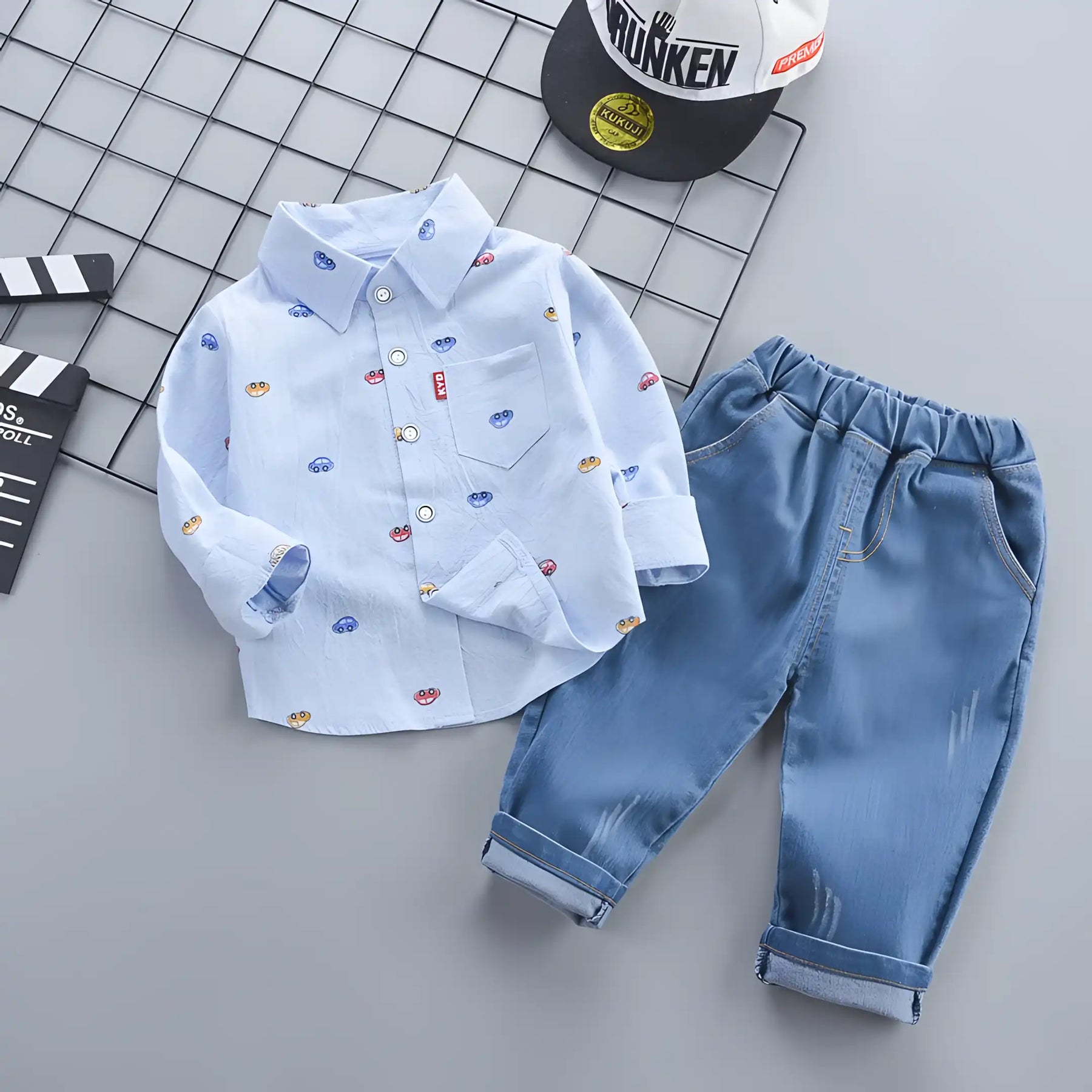 conjunto infantil masculino camisa e calça, modelo na cor azul.