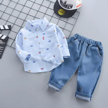 conjunto infantil masculino camisa e calça, modelo na cor azul.
