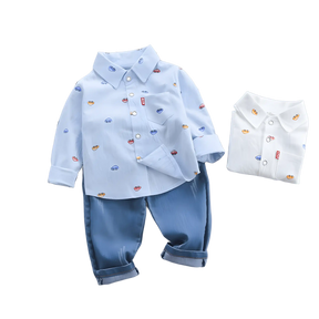 conjunto infantil masculino camisa e calça em um fundo transparente.