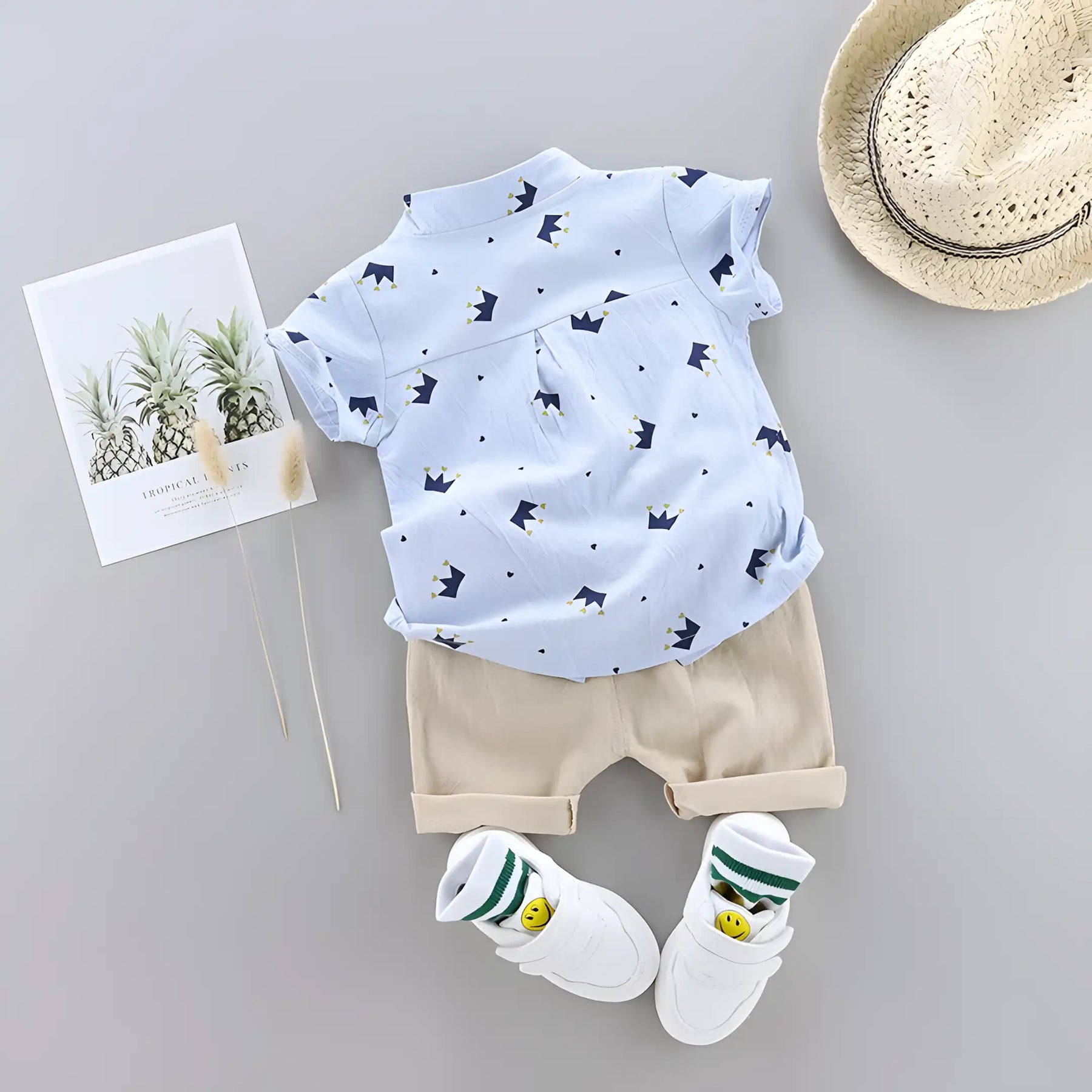 conjunto infantil masculino camisa e short modelo coroa exibindo a parte traseira do conjunto.