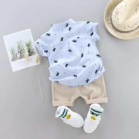 conjunto infantil masculino camisa e short modelo coroa exibindo a parte traseira do conjunto.