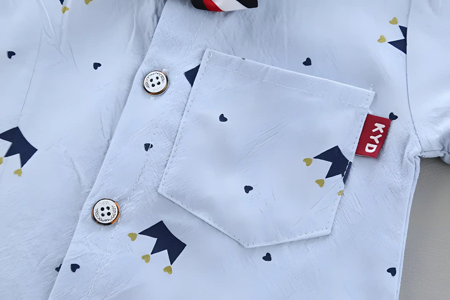 conjunto infantil masculino camisa e short com detalhes para o bolso da camisa.