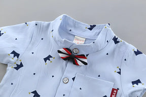 conjunto infantil masculino exibindo a parte superior frontal da camisa.