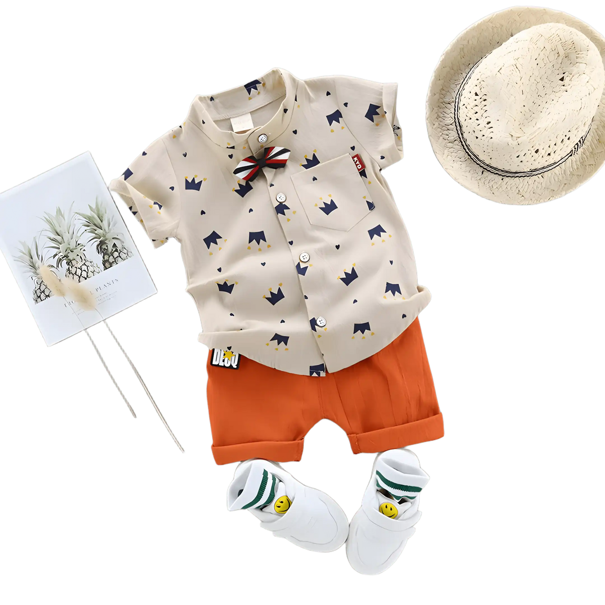 conjunto infantil masculino camisa e short modelo coroa na cor bege em um fundo branco.