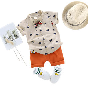 conjunto infantil masculino camisa e short modelo coroa na cor bege em um fundo branco.