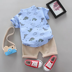 conjunto infantil masculino camisa e calça modelo na cor azul, exibindo a parte traseira.