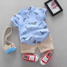 conjunto infantil masculino camisa e calça modelo na cor azul.