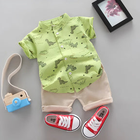 conjunto infantil masculino camisa e calça modelo na cor verde.
