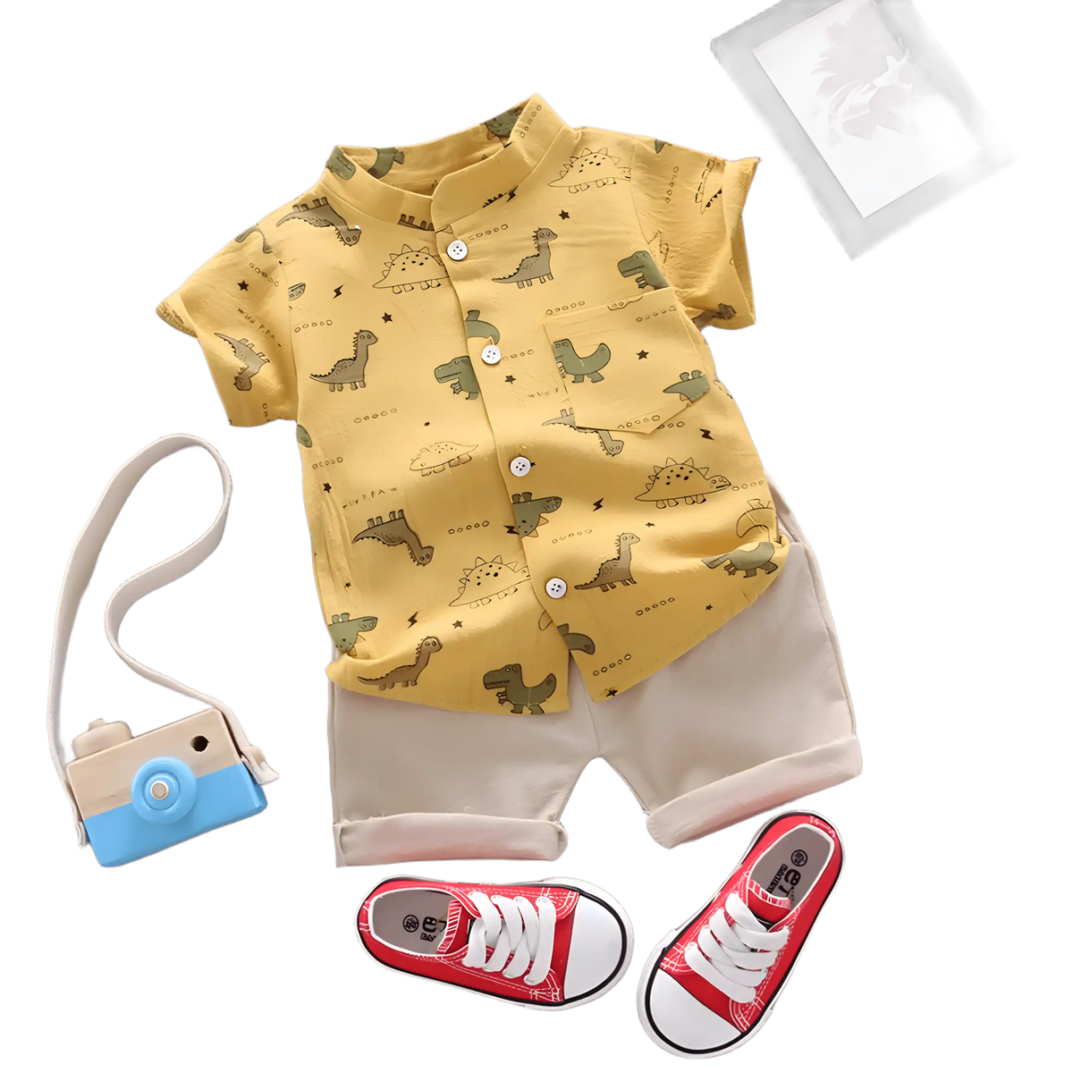 conjunto infantil masculino camisa e short em um fundo transparente.