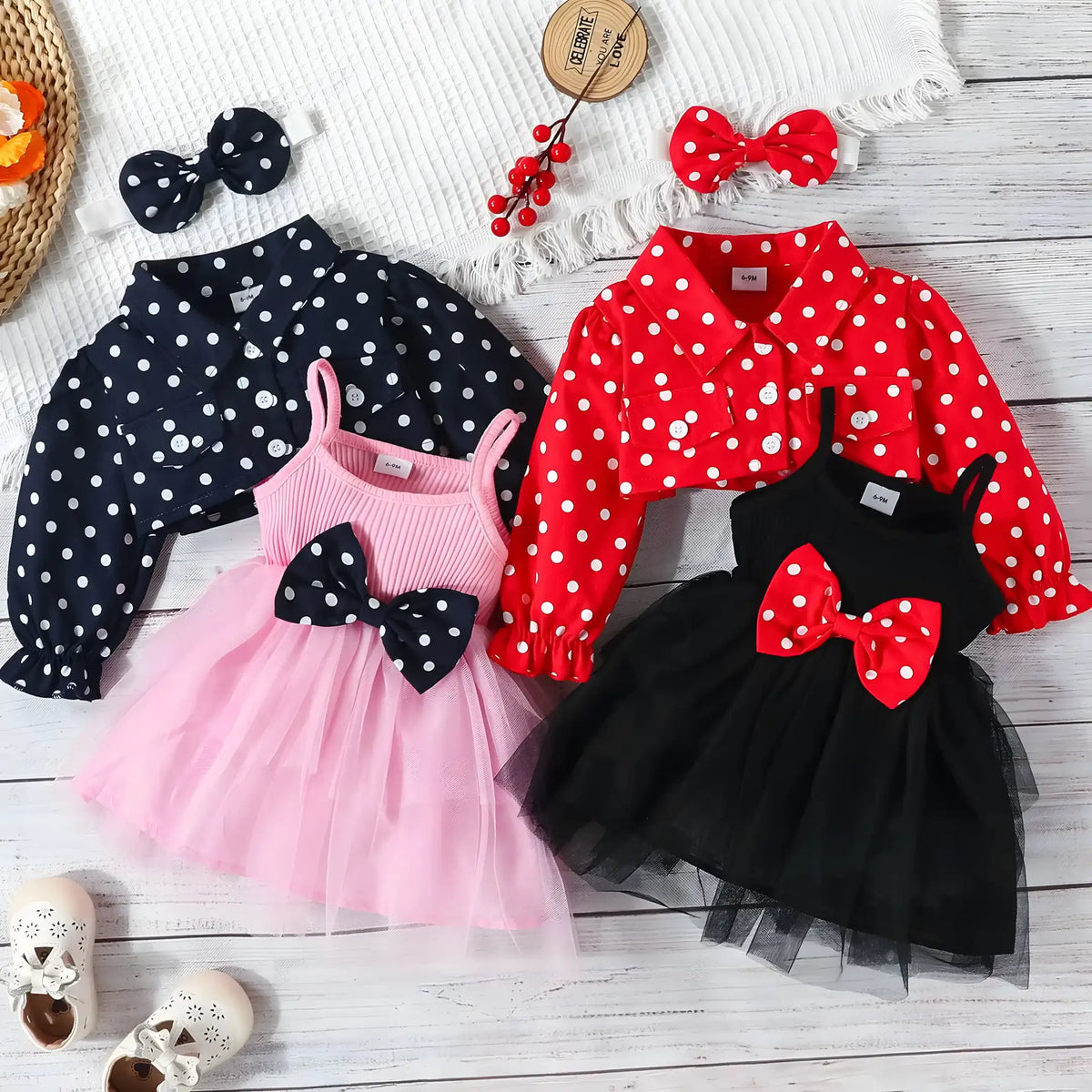 Conjunto infantil menina jaqueta e vestido na cor vermelho e rosa em exibição.