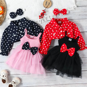 Conjunto infantil menina jaqueta e vestido na cor vermelho e rosa em exibição.