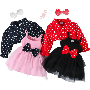Conjunto infantil menina jaqueta e vestido na cor vermelho e rosa em um fundo transparente.