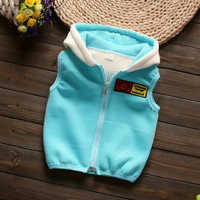 Conjunto moletom infantil unissex exibindo o colete na cor azul claro.
