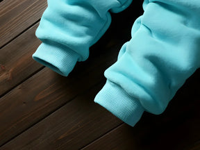 Conjunto moletom infantil unissex destaque para a parte inferior da calça na cor azul claro.
