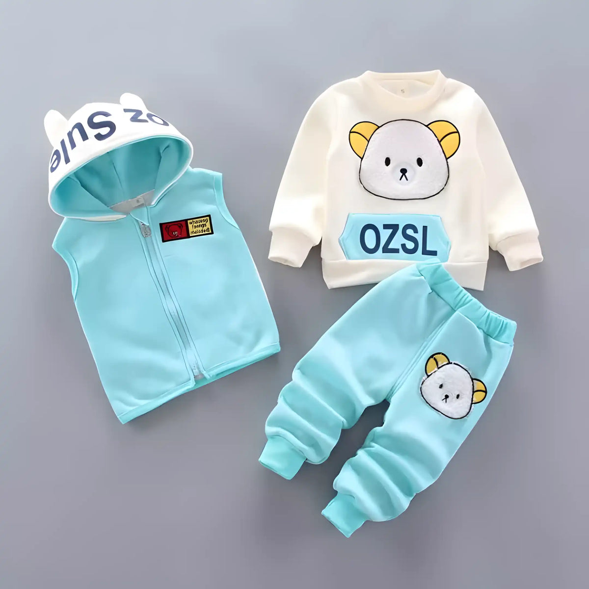 Conjunto moletom infantil unissex com blusa, calça e colete na cor azul claro.