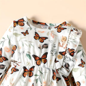 Macacão infantil feminino bebê menina na cor branco com detalhes para a parte frontal.