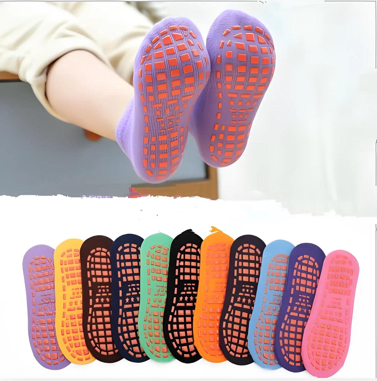 meia infantil antiderrapante roxa nos pés de uma criança e abaixo todas as cores de meias disponíveis.