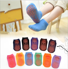 meia infantil antiderrapante na cor azul claro sendo usada por uma criança e abaixo todas as cores disponíveis.