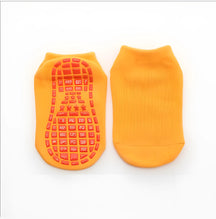 meia infantil antiderrapante na cor amarelo.
