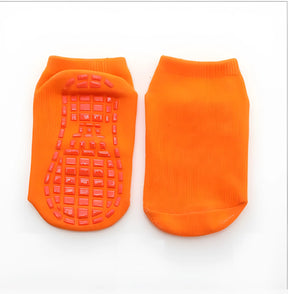 meia infantil antiderrapante na cor laranja em um fundo branco