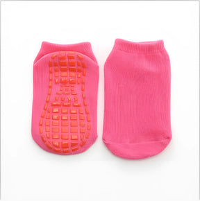 meia infantil antiderrapante na cor rosa em um fundo branco