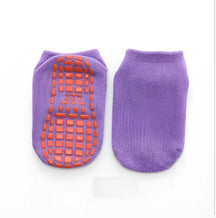 meia infantil antiderrapante na cor roxo claro em um fundo branco