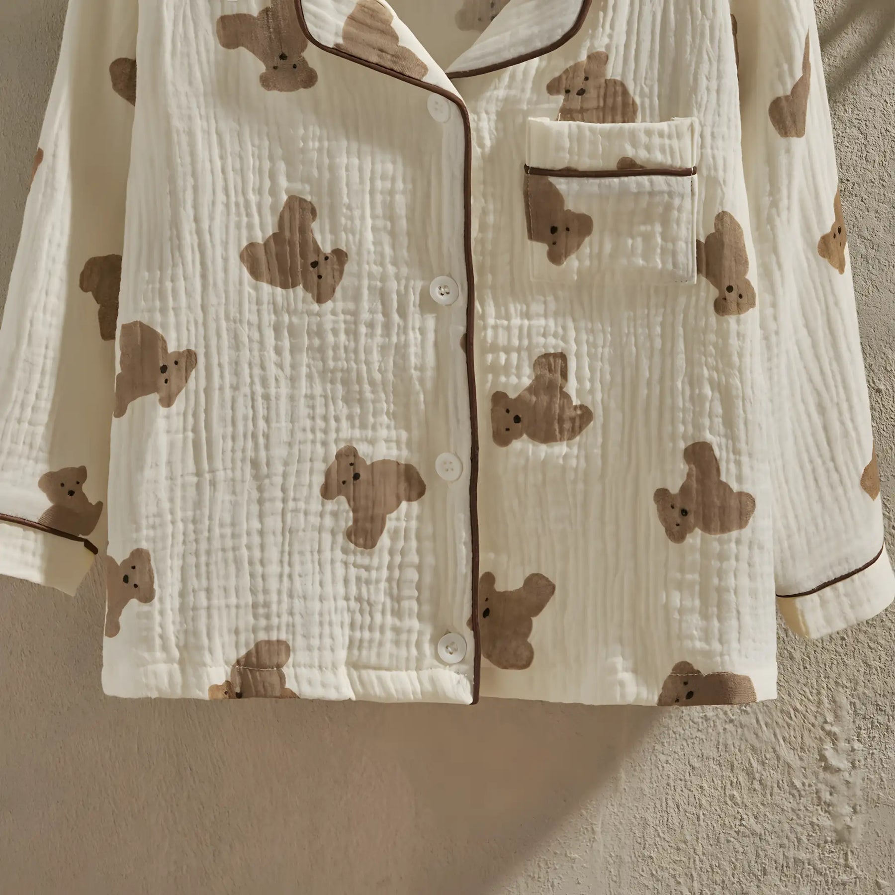 pijama infantil casual exibindo a parte superior frontal.
