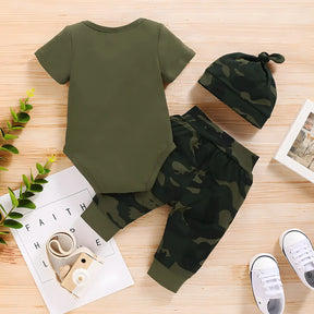 conjunto recém nascido com camisa, calça e touca com destaque para a parte traseira.