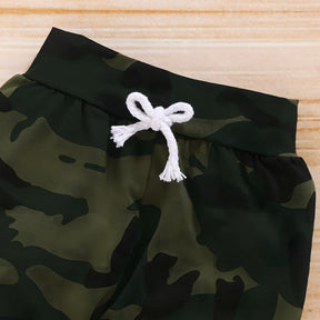 destaque para a calça da roupa de bebê masculino conjunto body, calça e touca.