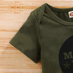 destaque para a manga do body da roupa de bebê masculino conjunto body, calça e touca.