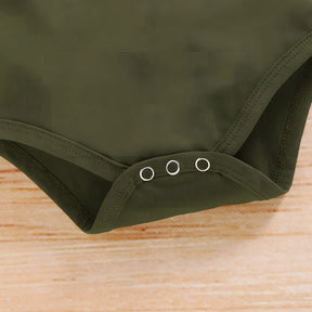 detalhes para o fechamento da parte inferior do body da roupa masculina conjunto body, calça e touca.