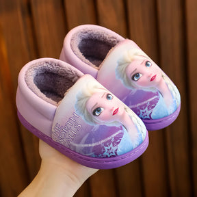 sapato infantil feminino elza cor roxo na mão de uma moça sendo exibido.