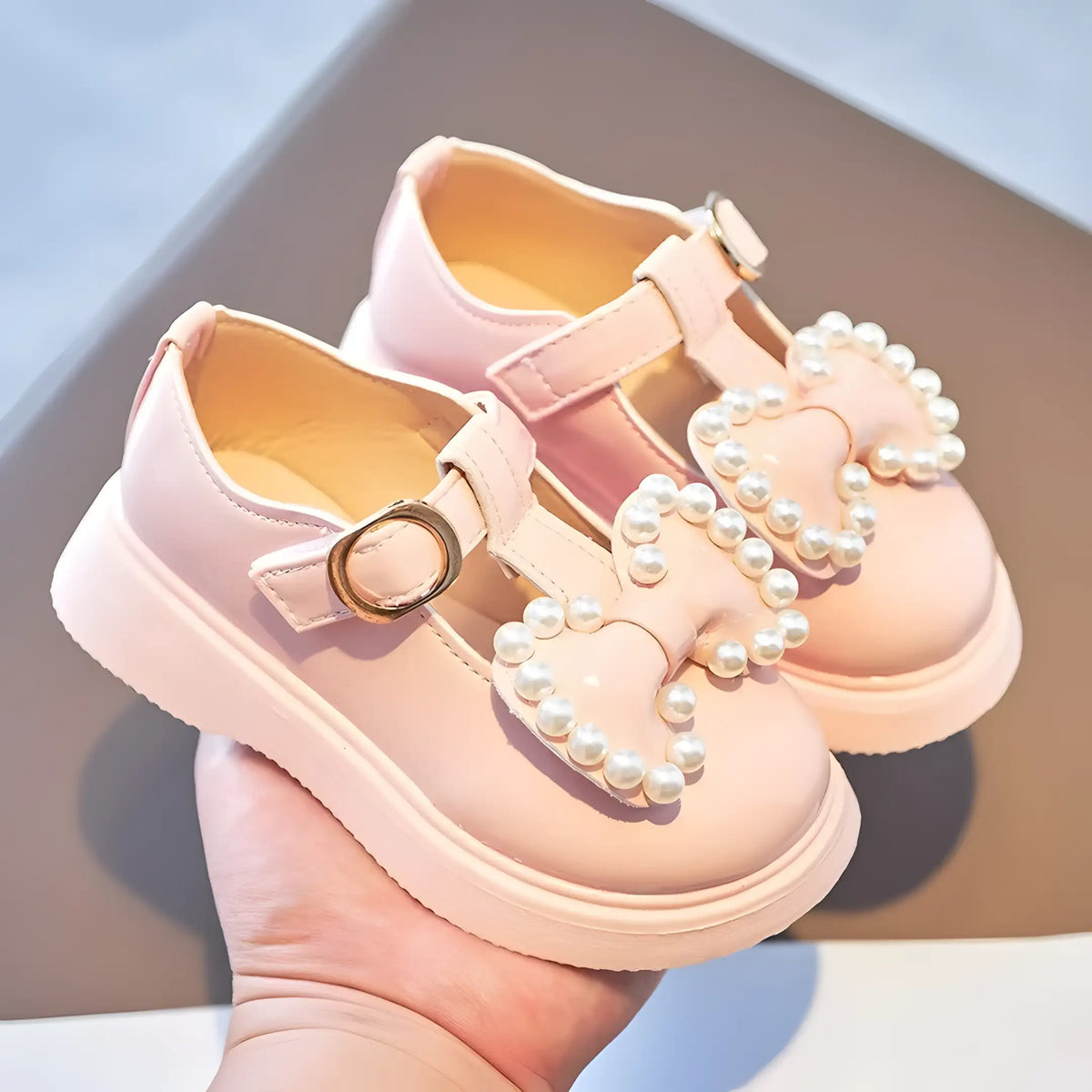 sapato infantil feminino na cor rosa.