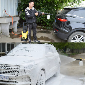 Demonstração do uso do snow foam profissional, com um homem lavando um carro preto e o cobrindo de espuma.