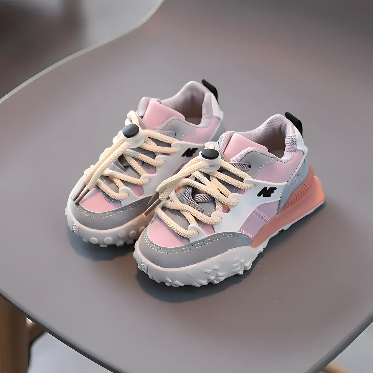 tênis infantil feminino casual na cor rosa.